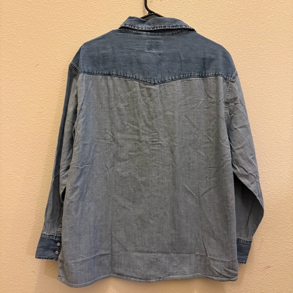 Levi's women’s Two-Tone Denim Shirt - Picture 8 of 14